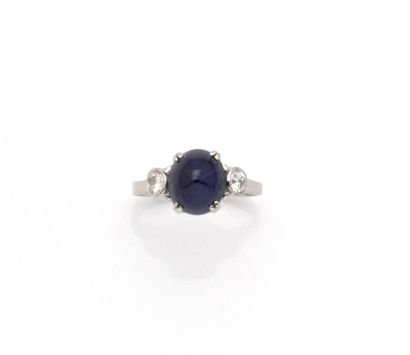 Bague en or gris 18K (750/1000) ornée d’un...