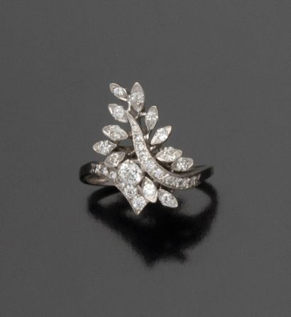 Bague en or gris 18K (750/1000) à décor d'une...