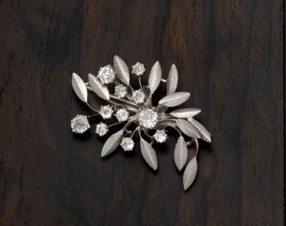 Broche en or gris 18K (750/1000) représentant...