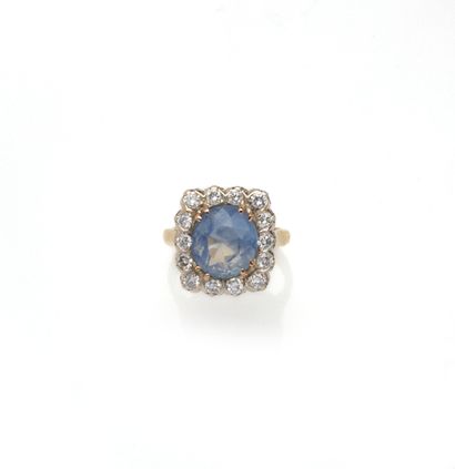 Bague en or deux tons 18K (750/1000) ornée...
