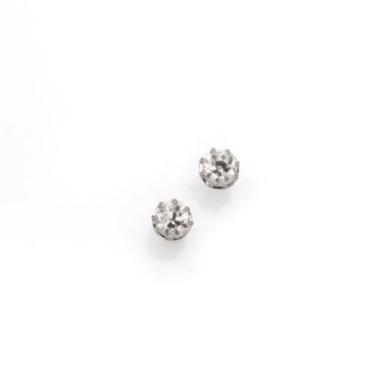 Paire de puces d'oreilles en or gris 18K...