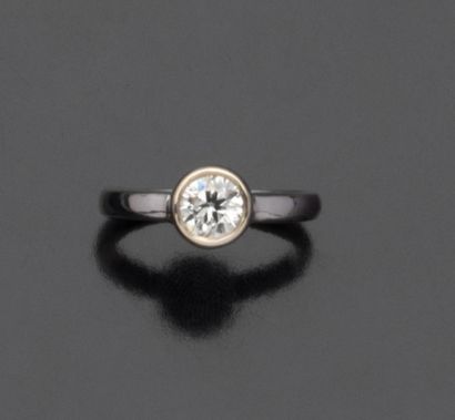 Solitaire en or gris 18K (750/1000) orné...