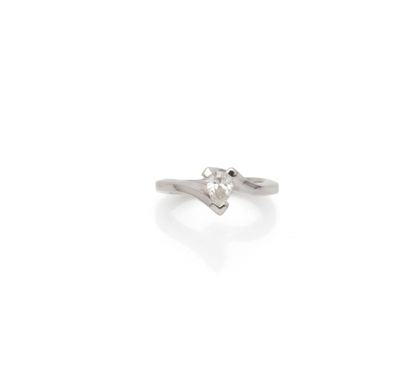 Solitaire en or gris 18K (750/1000) orné...