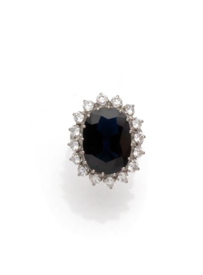 Bague pompadour en or gris 18K (750/1000)...
