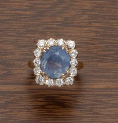 Bague en or deux tons 18K (750/1000) ornée...