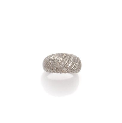 Bague bombée en or gris 18K (750/1000) à...
