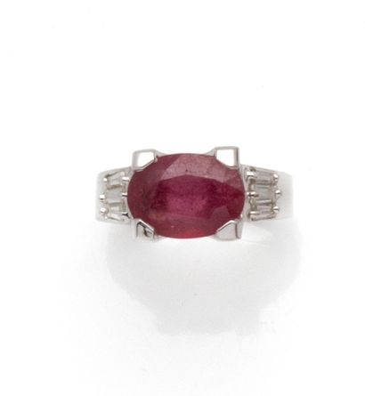 Bague en or gris 18K (750/1000) centrée d'un...