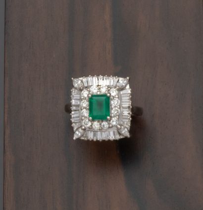 Bague en or gris 18K (750/1000) de forme...