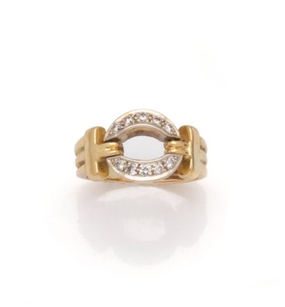 Bague en or deux tons 18K (750/1000) centrée...
