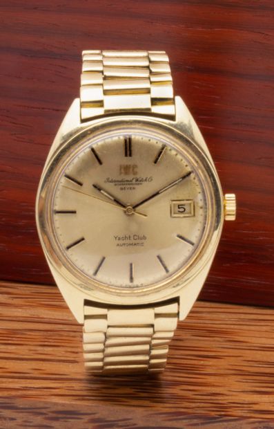 
IWC

Yacht Club

Montre de ville en or jaune...