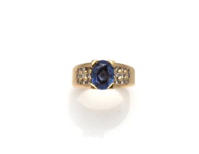 Bague en or jaune 18K (750/1000) centrée...