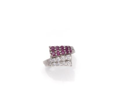 Bague croisée en or gris 18K (750/1000) composée...