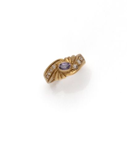 Bague en or jaune 18K (750/1000) centrée...