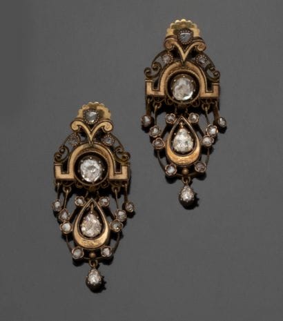 Paire de pendants d’oreilles en or jaune...