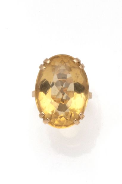 Bague en or jaune 18K (750/1000) ornée d'une...