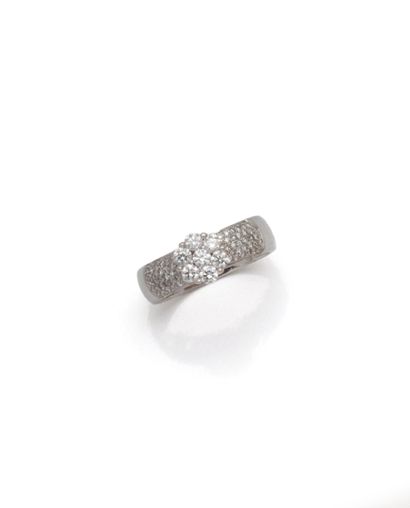 Bague en or gris 18K (750/1000) ornée d'un...