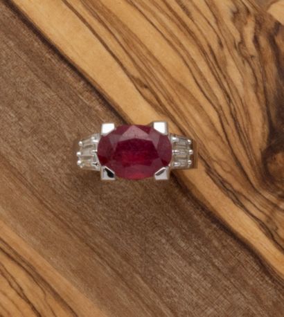 Bague en or gris 18K (750/1000) centrée d'un...