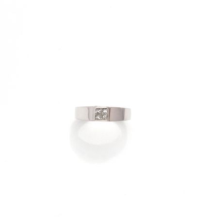 Chevalière en or gris 18K (750/1000) centrée...