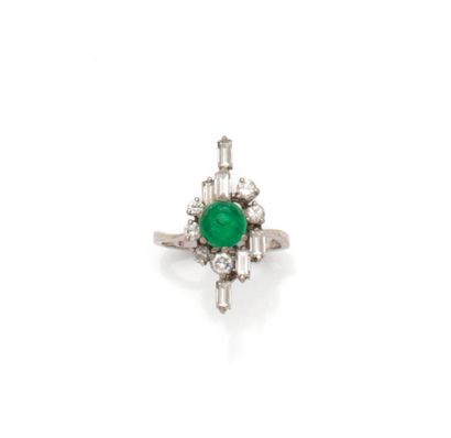 Bague en or gris 18K (750/1000) centrée d'une...