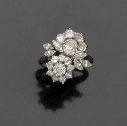 Bague en or gris 18K (750/1000) composée...