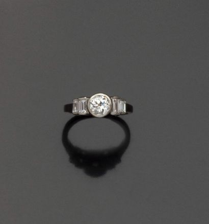 Bague en or gris 18K (750/1000) ornée en...