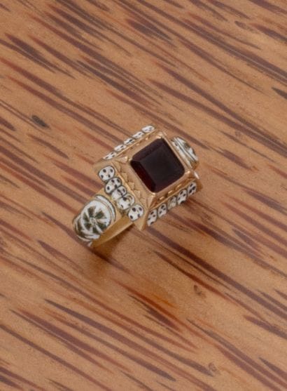 Bague en or jaune 18K (750/1000) centrée...