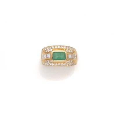Bague en or jaune 18K (750/1000) centrée...
