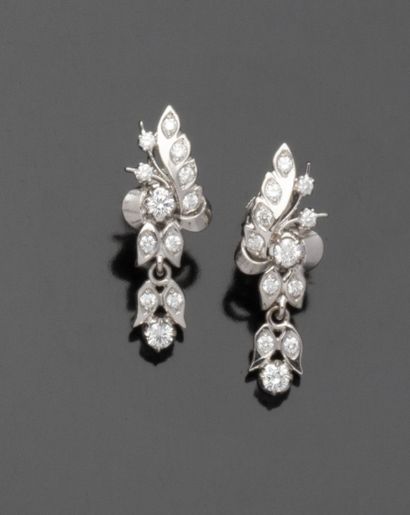 Paire de pendants d’oreilles en or gris 18K...