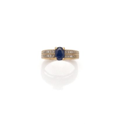 Bague en or jaune 18K (750/1000) centrée...