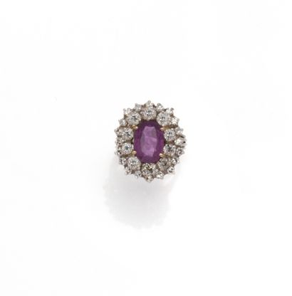 Bague en or gris 18K (750/100 centrée d'un...
