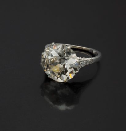 
Bague en platine (950/1000) centrée d’un...