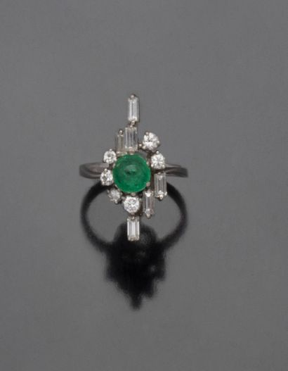 Bague en or gris 18K (750/1000) centrée d'une...