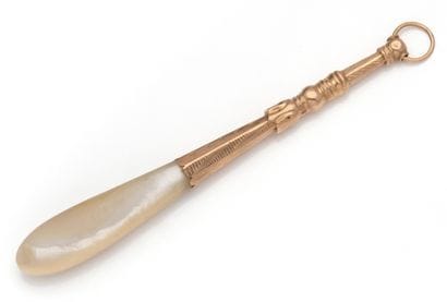 Mordoir d'enfant, la monture en or rose 18K...