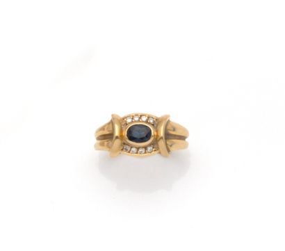 Bague en or jaune 18K (750/1000) centrée...
