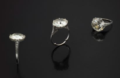 
Bague en platine (950/1000) centrée d’un...