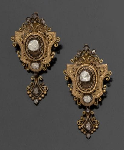 
Paire de pendants d’oreilles en or jaune...