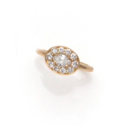 Bague en or jaune18K (750/1000) centrée d'un...