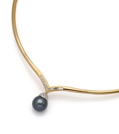 Collier semi rigide en or jaune 18K (750/1000)...