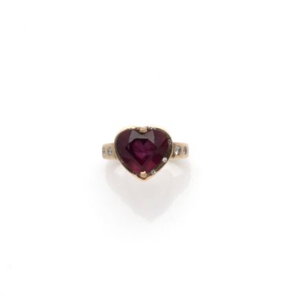 Bague en or jaune 14K (585/1000) centrée...