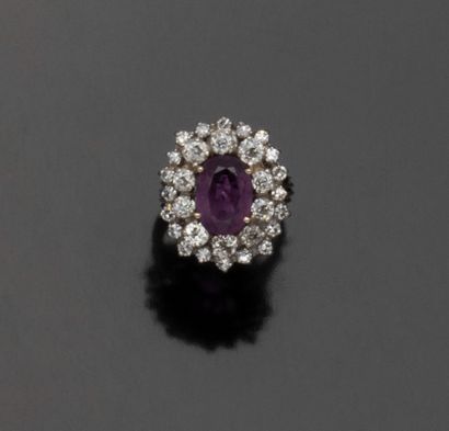 Bague en or gris 18K (750/100 centrée d'un...