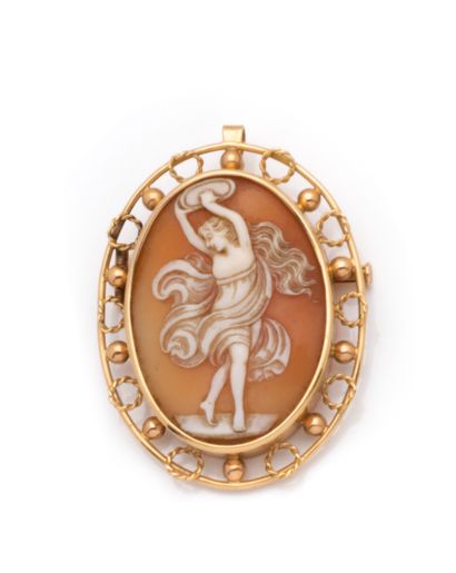 Broche pendentif ornée d'un camé sur coquille...