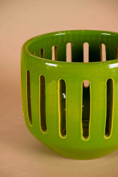 Pol CHAMBOST (1906-1983)
Cache pot
Céramique
Signée...