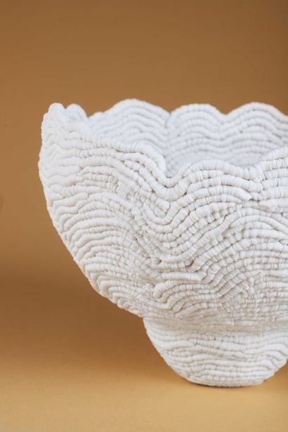 Leah KAPLAN (XX) 
Vase de la collection Crewel
Porcelaine
Pièce...
