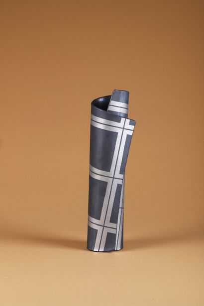 Uke KENSAKU (1940-)
Vase dit Cylindre
Céramique
Signée...