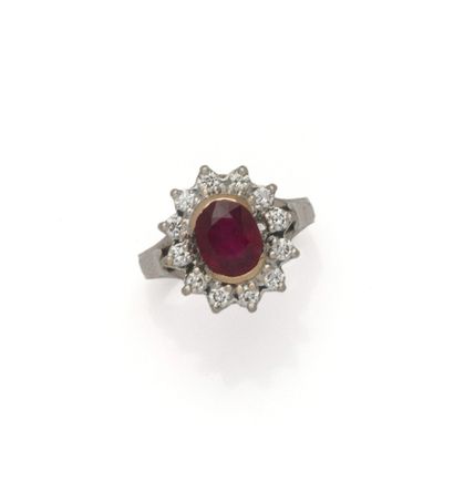 Bague marguerite en or gris 18K (750/1000)...