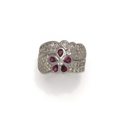 Bague en or gris 18K (750/1000) centrée de...