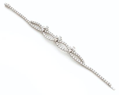 Bracelet en or gris (750/1000) serti de diamants...