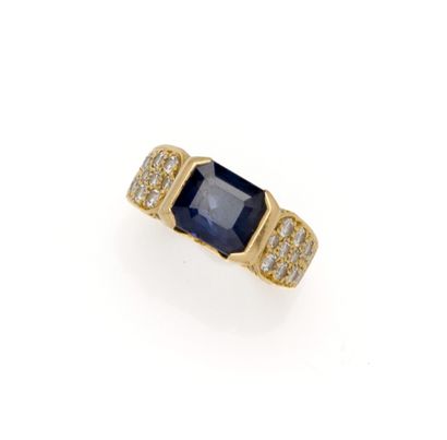 Bague en or jaune 18K (750/1000) centrée...