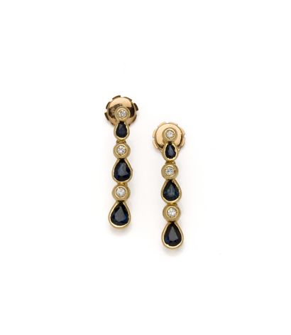 Paire de pendants d'oreilles en or deux tons...