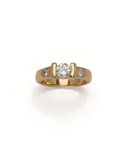 Bague en or jaune 18K (750/1000) centrée...
